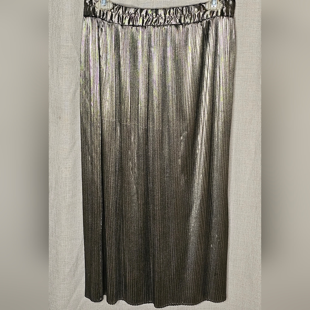Beautiful VINTAGE shiny silver pleated skirt
